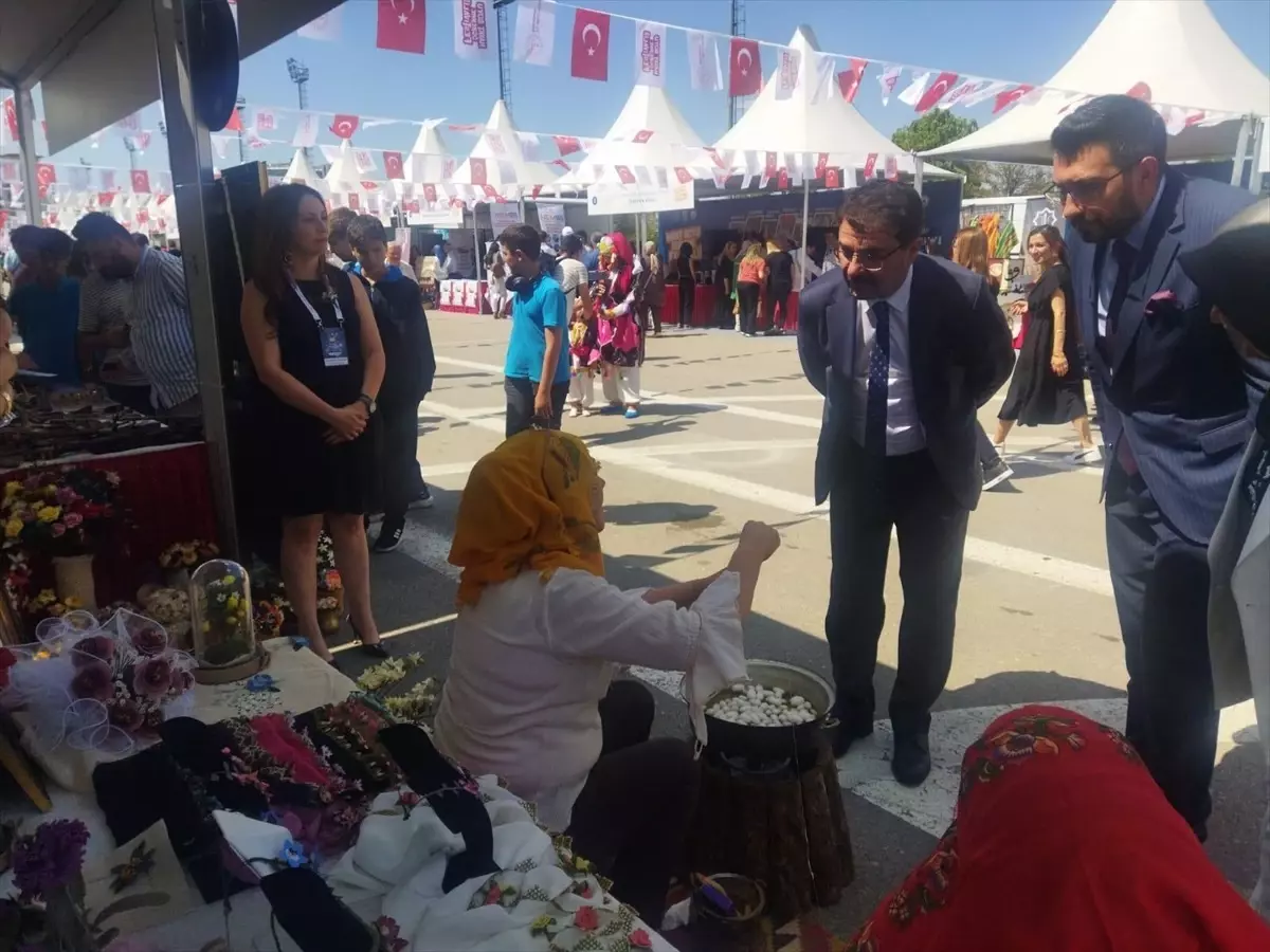 Ankara'da Hayat Boyu Öğrenme Festivali'nde İpek İğne Oyaları Tanıtıldı
