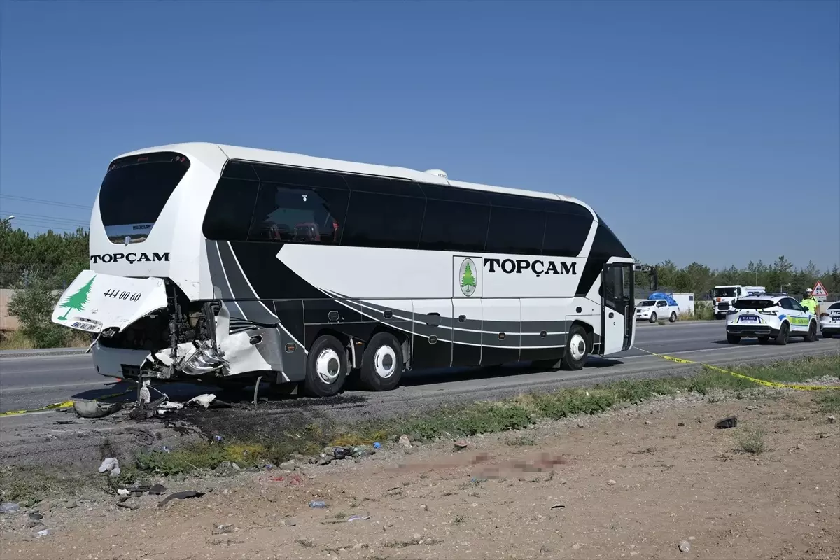 Elmadağ'da Trafik Kazası: 2 Ölü, 1 Yaralı