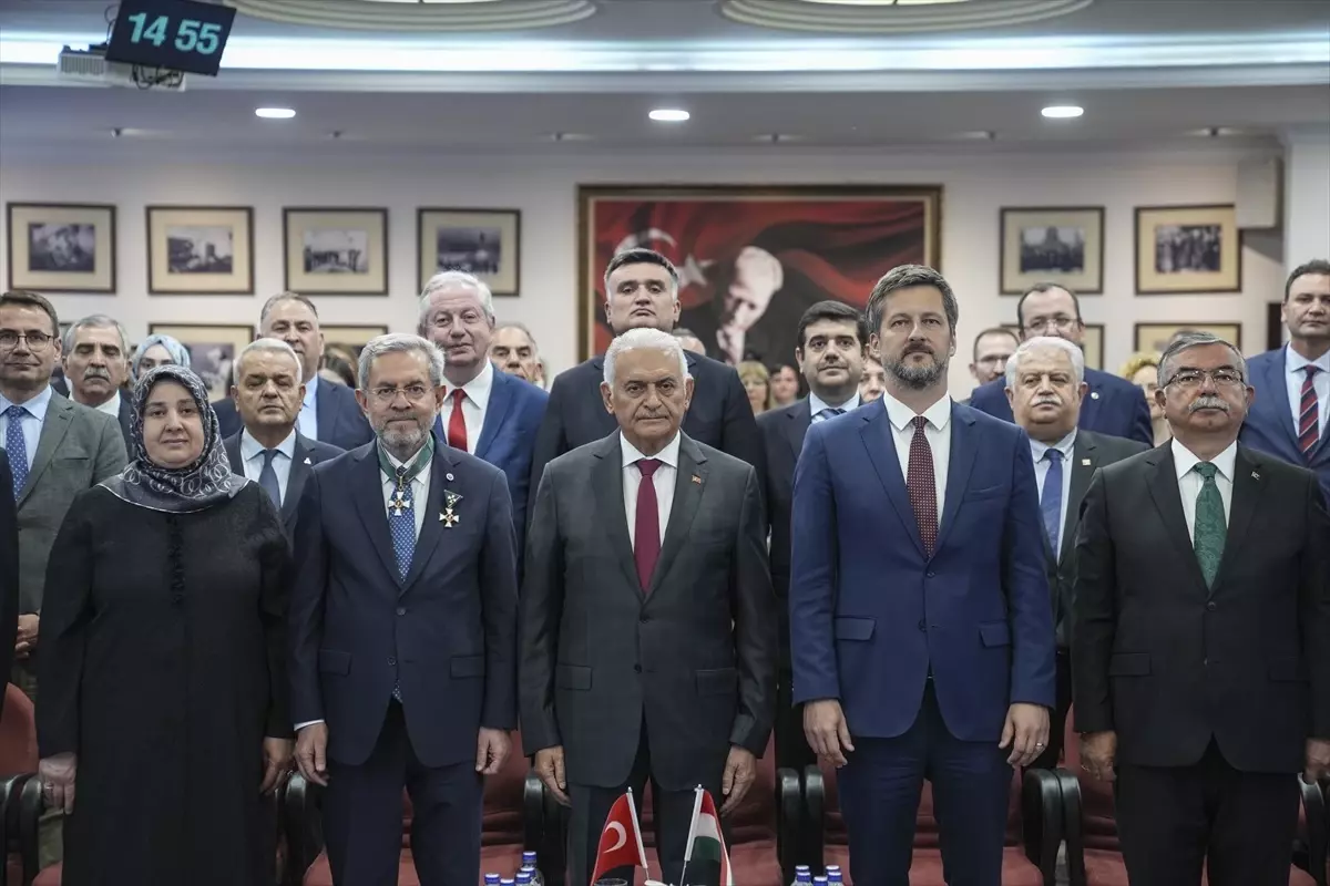 Ankara Üniversitesi Rektörü Ünüvar'a Macaristan Devlet Liyakat Nişanı verildi