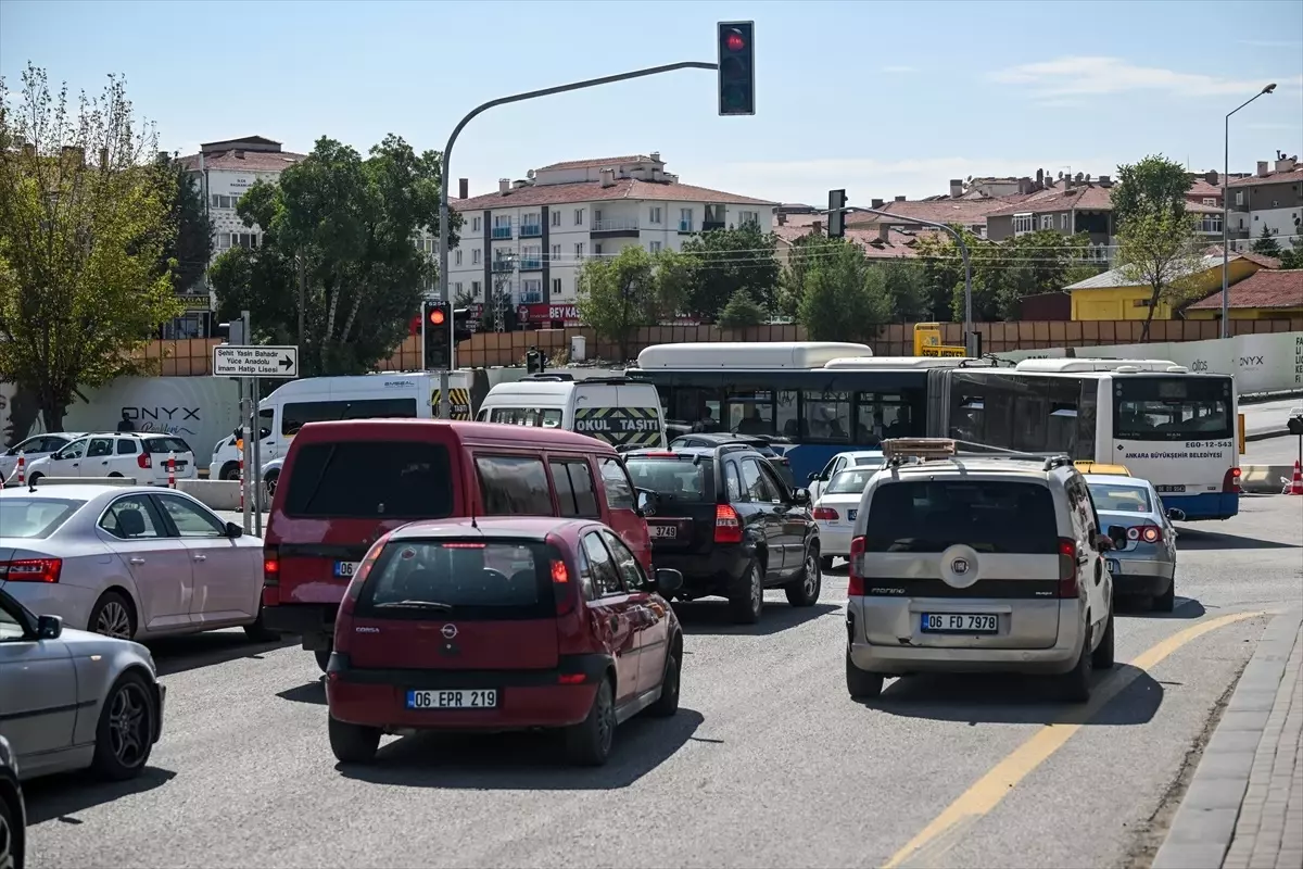 Ankara'da Trafik Kaosu: Yenikent Kavşak Çalışmaları Tepkiye Neden Oldu