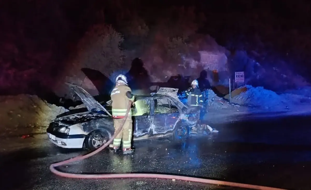 Antakya&apos;da İki Otomobilde Yangın Çıktı