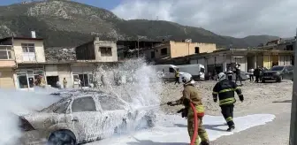 Antakya'da Park Halindeki Otomobil Alev Alev Yandı