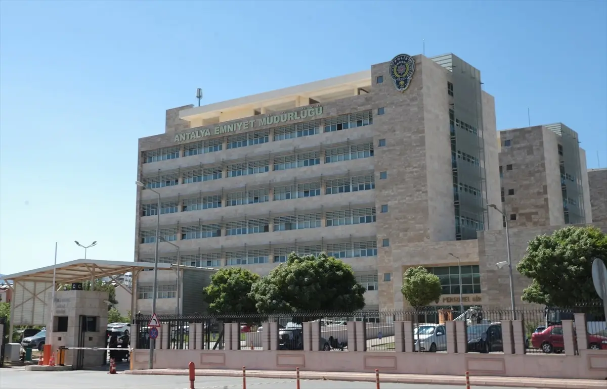 Antalya'da Rüşvet Soruşturması: Başkan Böcek ve Eski Gelin Adliyeye Sevk Edildi