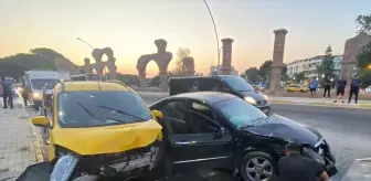 Antalya'da Ticari Taksi ile Otomobil Çarpıştı: 7 Yaralı