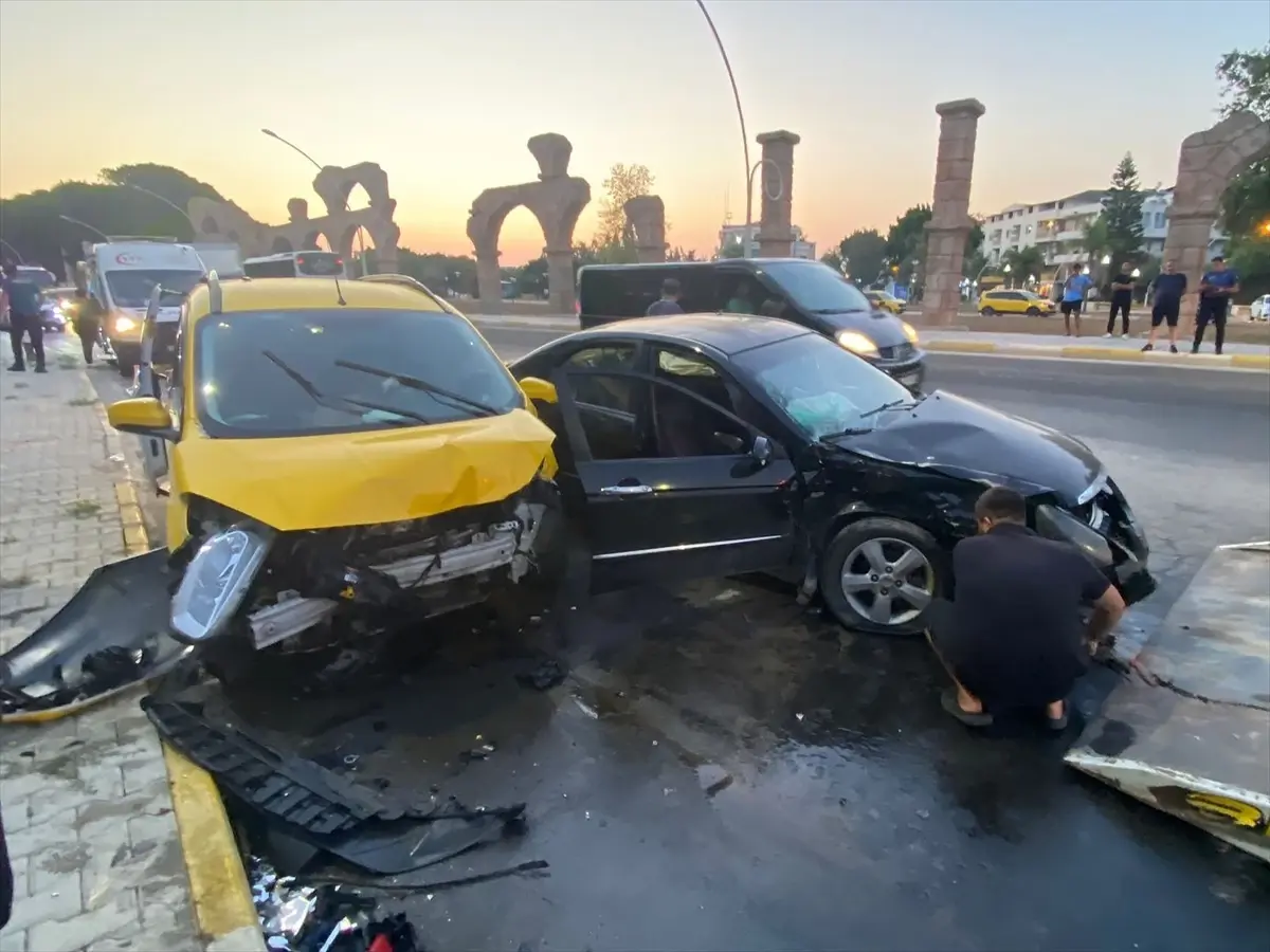 Antalya'da Ticari Taksi ile Otomobil Çarpıştı: 7 Yaralı