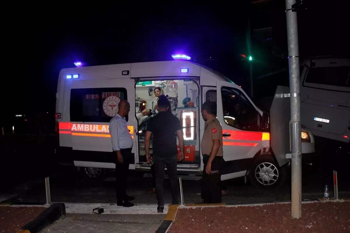 Antalya'da Midibüs Kazasında 6 Kişi Yaralandı