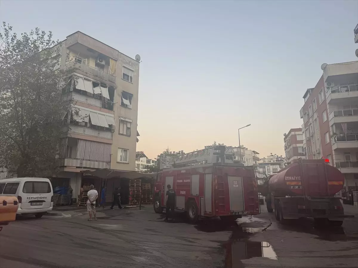 Antalya'da 4 Katlı Bina Yangını: İki Köpek Kurtarıldı