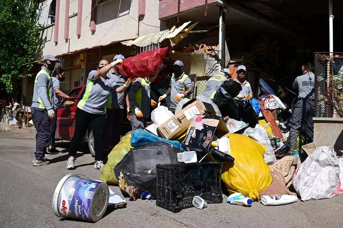 Antalya'da 6 Katlı Binadan 20 Kamyon Çöp Çıkarıldı