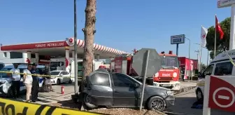 Antalya'da otomobil ağaca çarparak kaza yaptı, sürücü yaşamını yitirdi