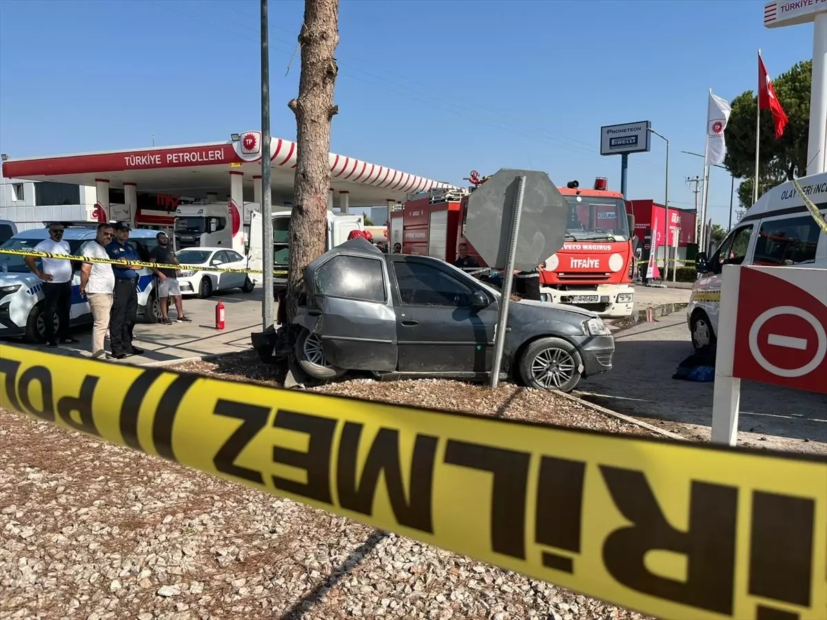 Antalya'da otomobil ağaca çarparak kaza yaptı, sürücü yaşamını yitirdi