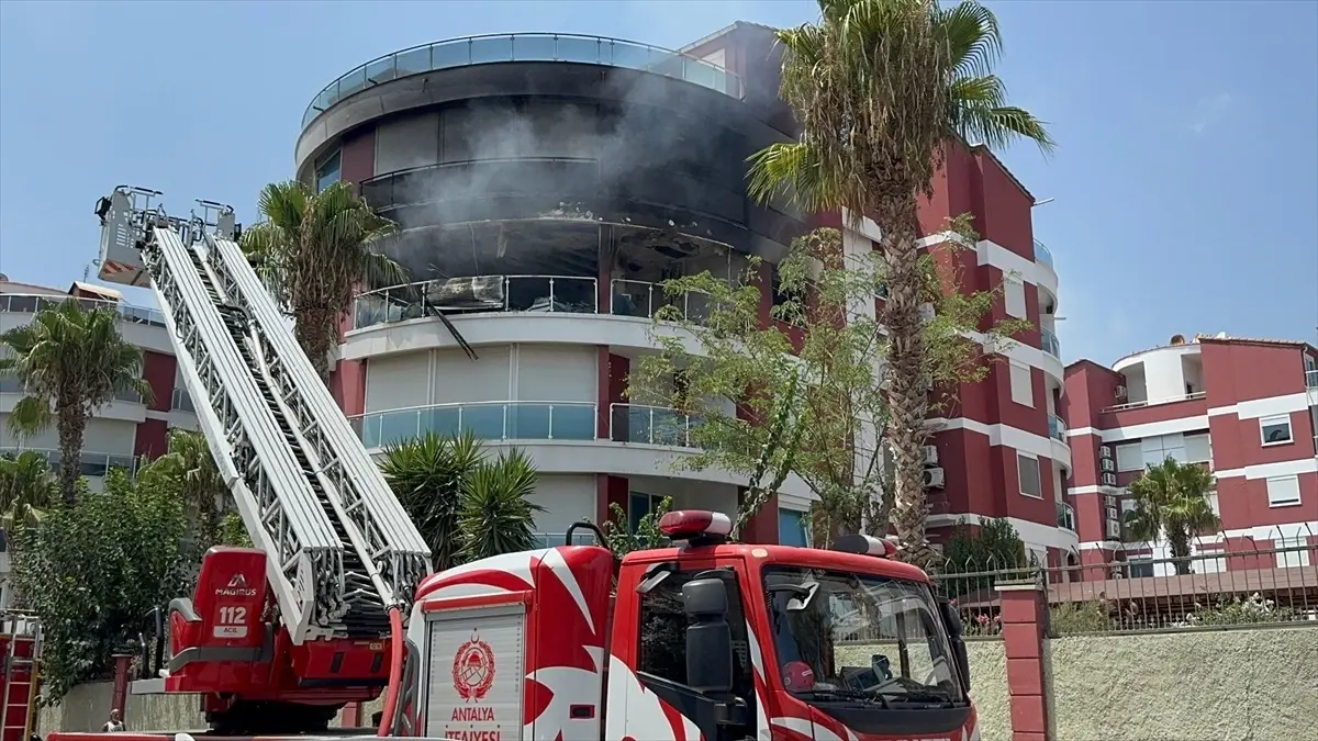 Antalya'da Apartman Yangını: 3 Kişi Hastaneye Kaldırıldı