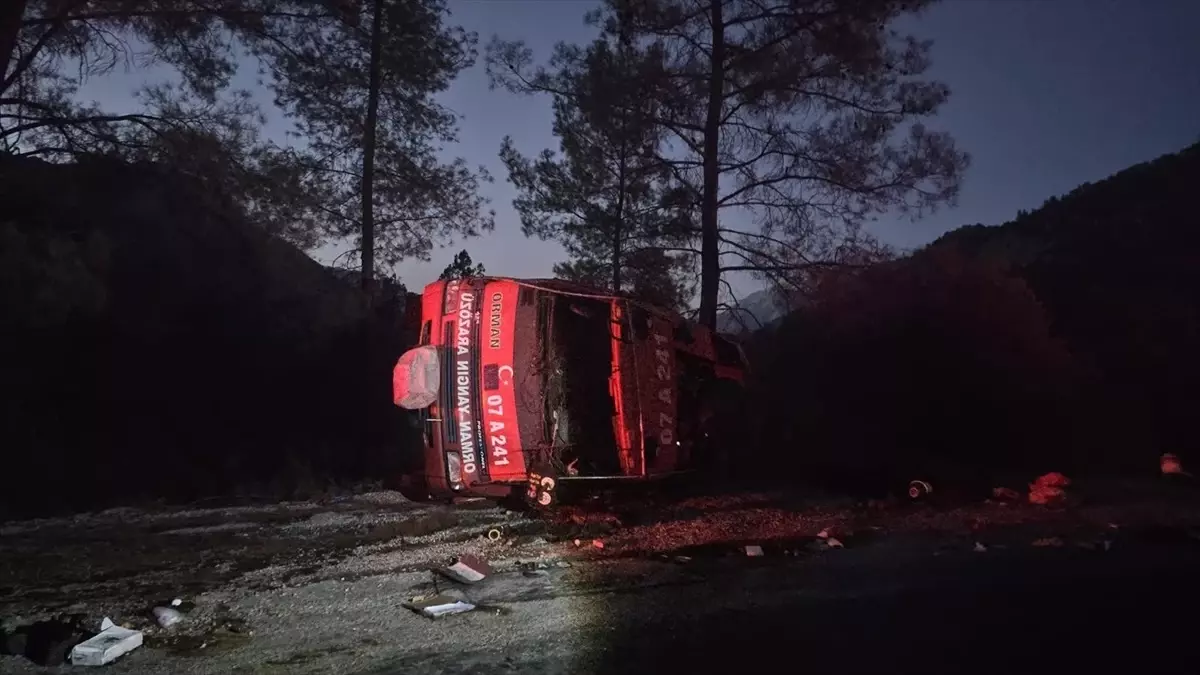 Antalya'da Arazöz Devrildi: 2 Yaralı