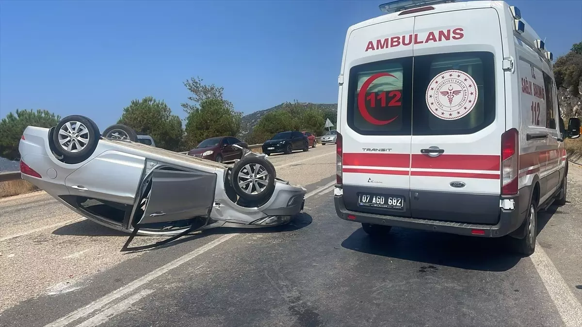 Kaş'ta Atık Toplama Aracıyla Çarpışan Otomobilde 3 Yaralı