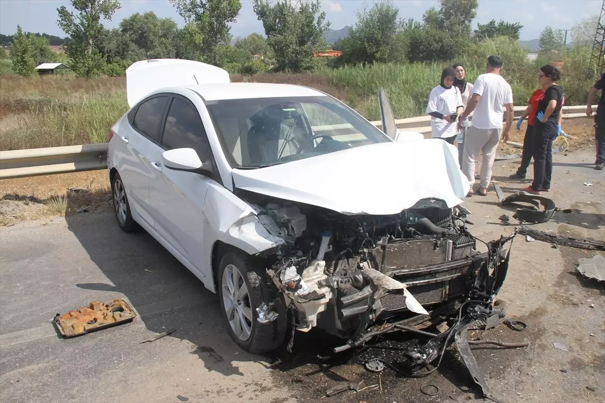 Manavgat'ta Otomobil Kazası: 2 Yaralı