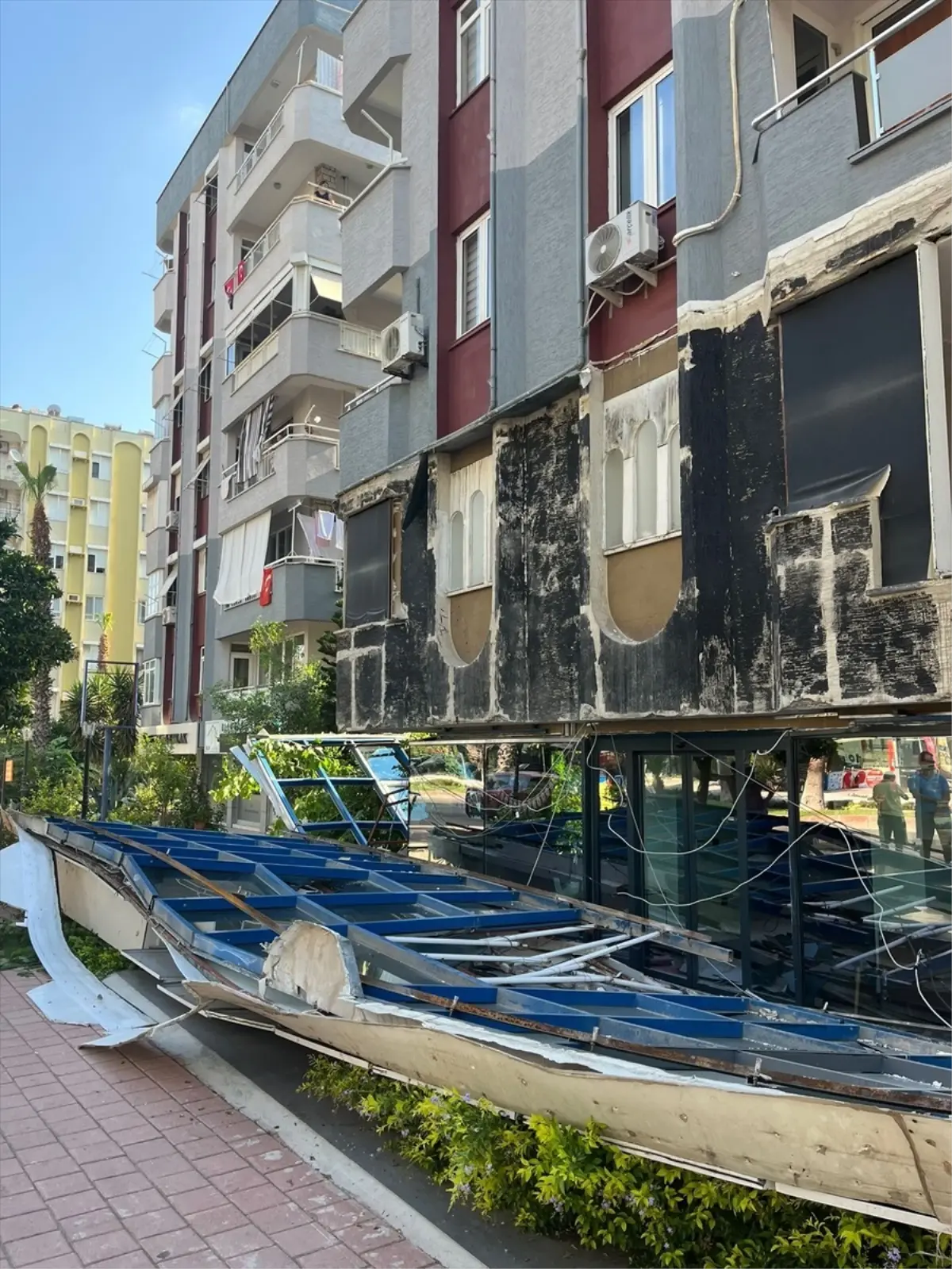 Antalya'da Dış Cephe Kaplaması Düştü, Vatandaşlar Panikledi