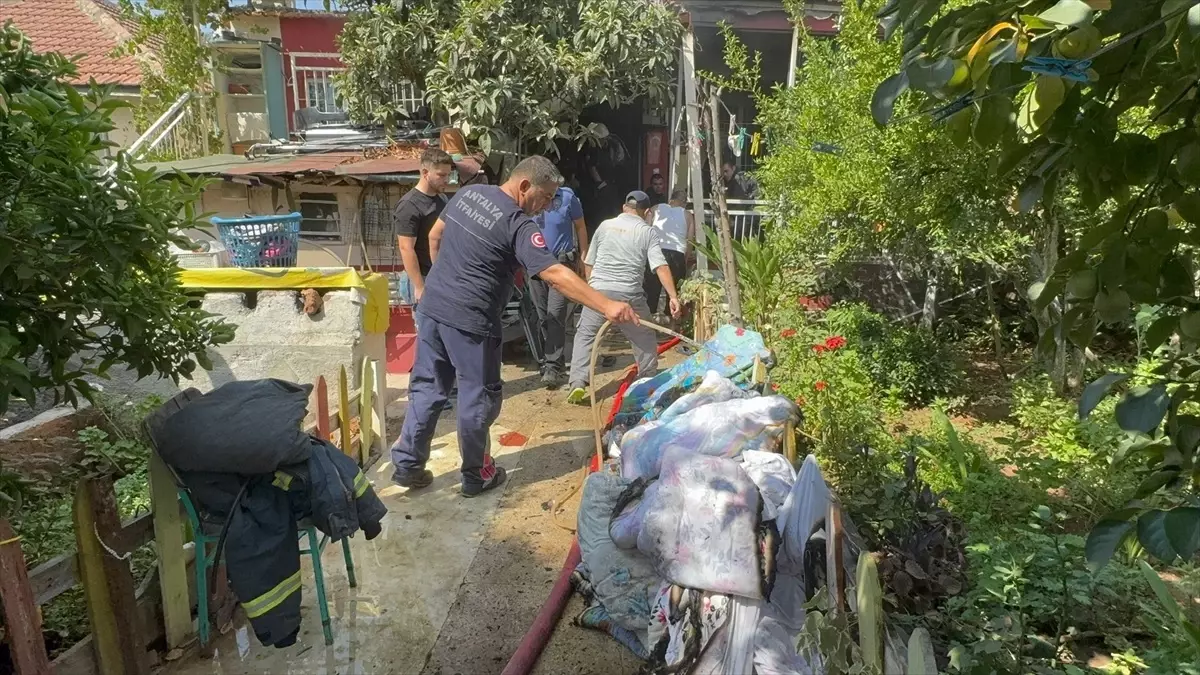 Antalya'da Gecekonduda Yangın Çıktı