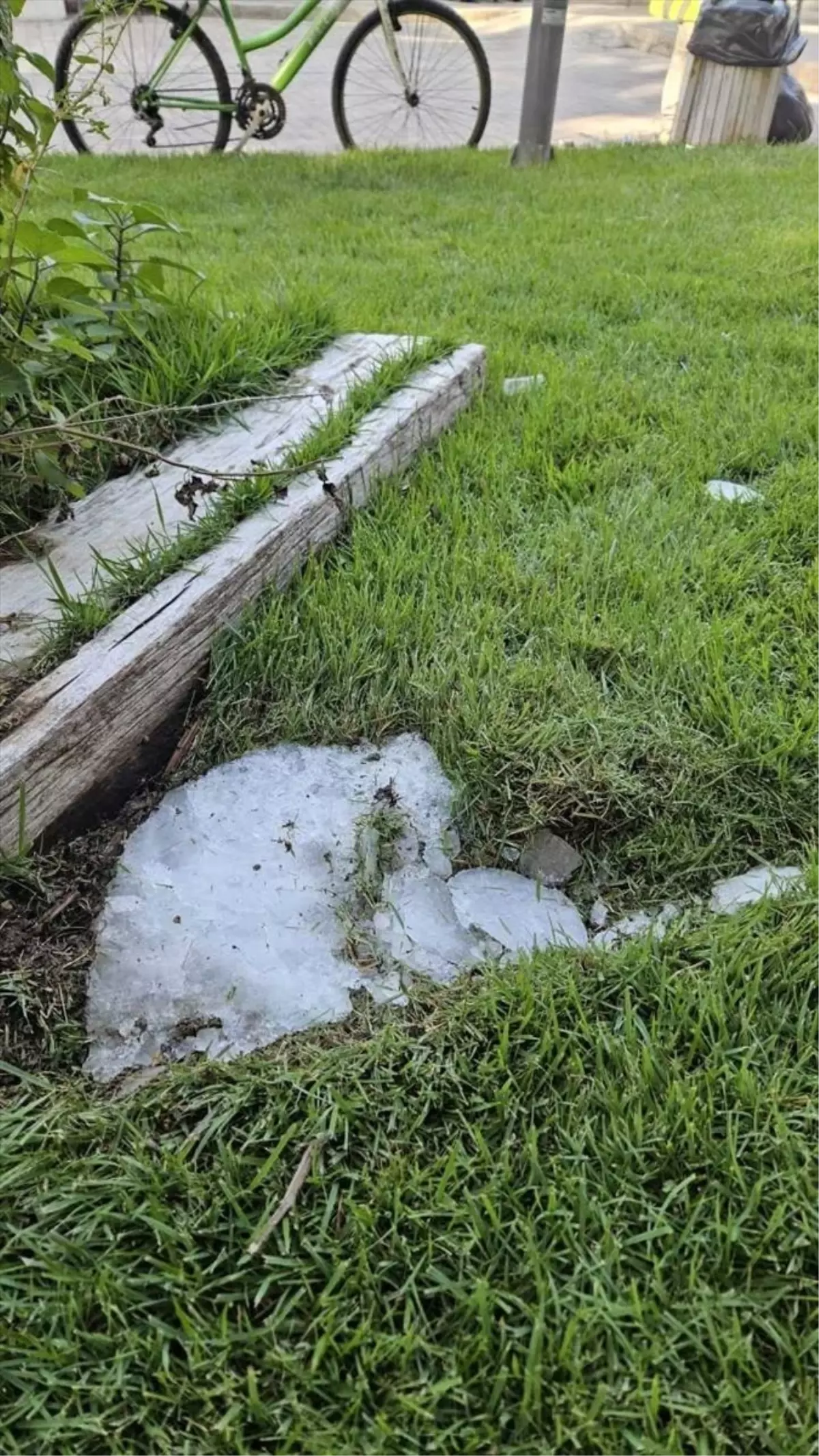 Antalya'da Gökyüzünden Düşen Buz Kütlesi Güvenlik Kamerasında