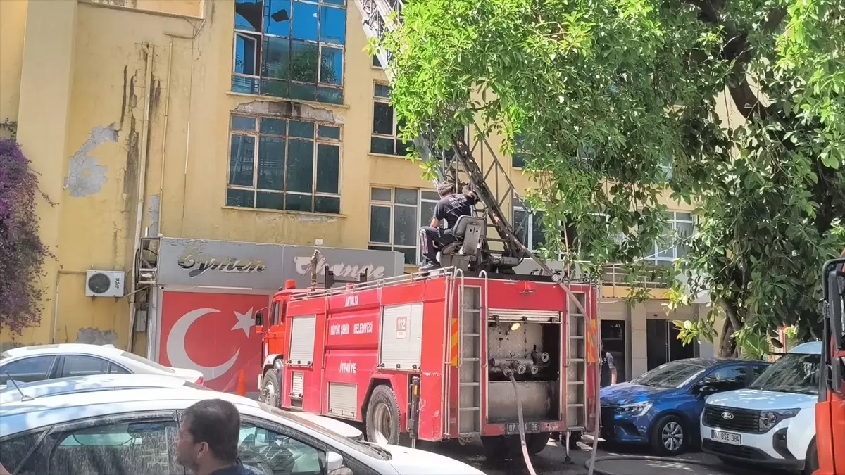 Antalya'da Boş Binada Yangın Çıktı