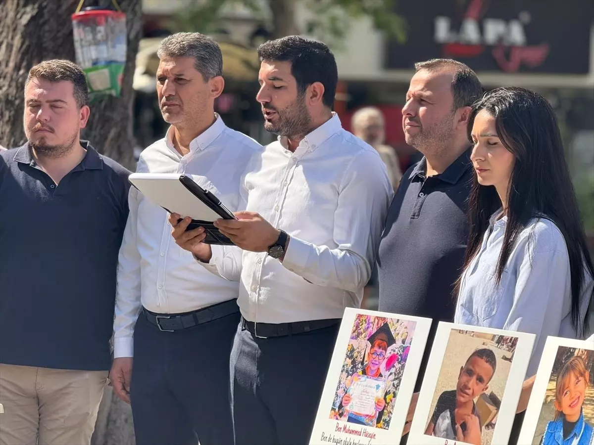 Antalya'da 'Boş Sıralar' etkinliğiyle Gazze'de yaşamını yitiren çocuklar anıldı