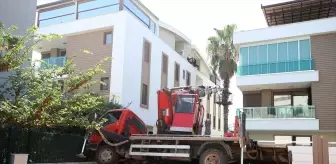 Antalya'da Bahçıvan Palmiye Ağacında Mahsur Kaldı