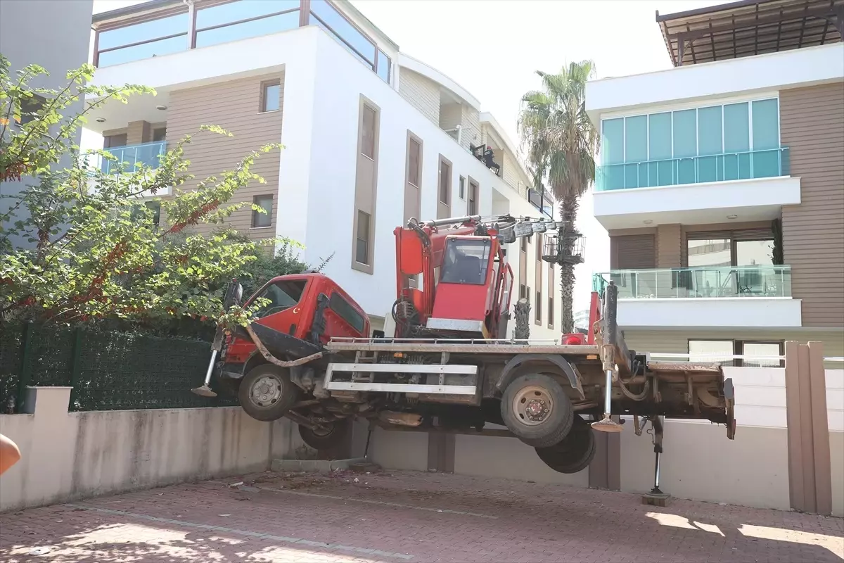 Antalya'da Bahçıvan Palmiye Ağacında Mahsur Kaldı