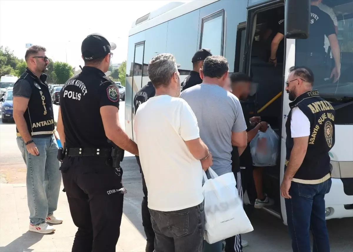 Antalya'da Eş Zamanlı Operasyon: 236 Şüpheli Yakalandı