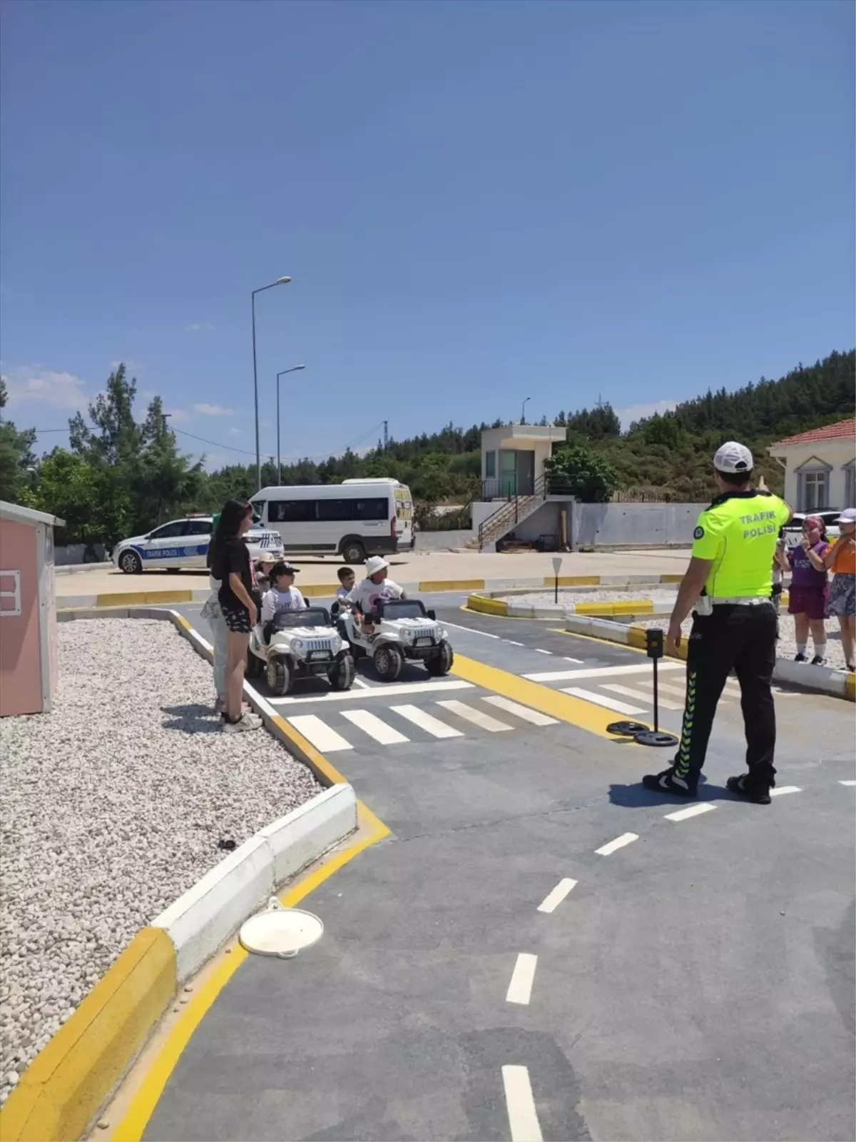 Kaş'ta İlkokul Öğrencilerine Uygulamalı Trafik Eğitimi