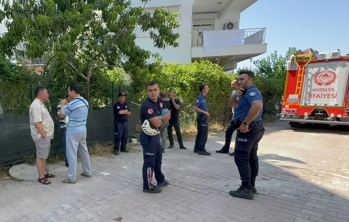Antalya'da Çöken Balkonda Bir İşçi Hayatını Kaybetti