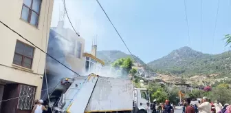 Antalya'da Freni Boşalan Çöp Kamyonu İki Araca Çarptı, Yangın Çıktı