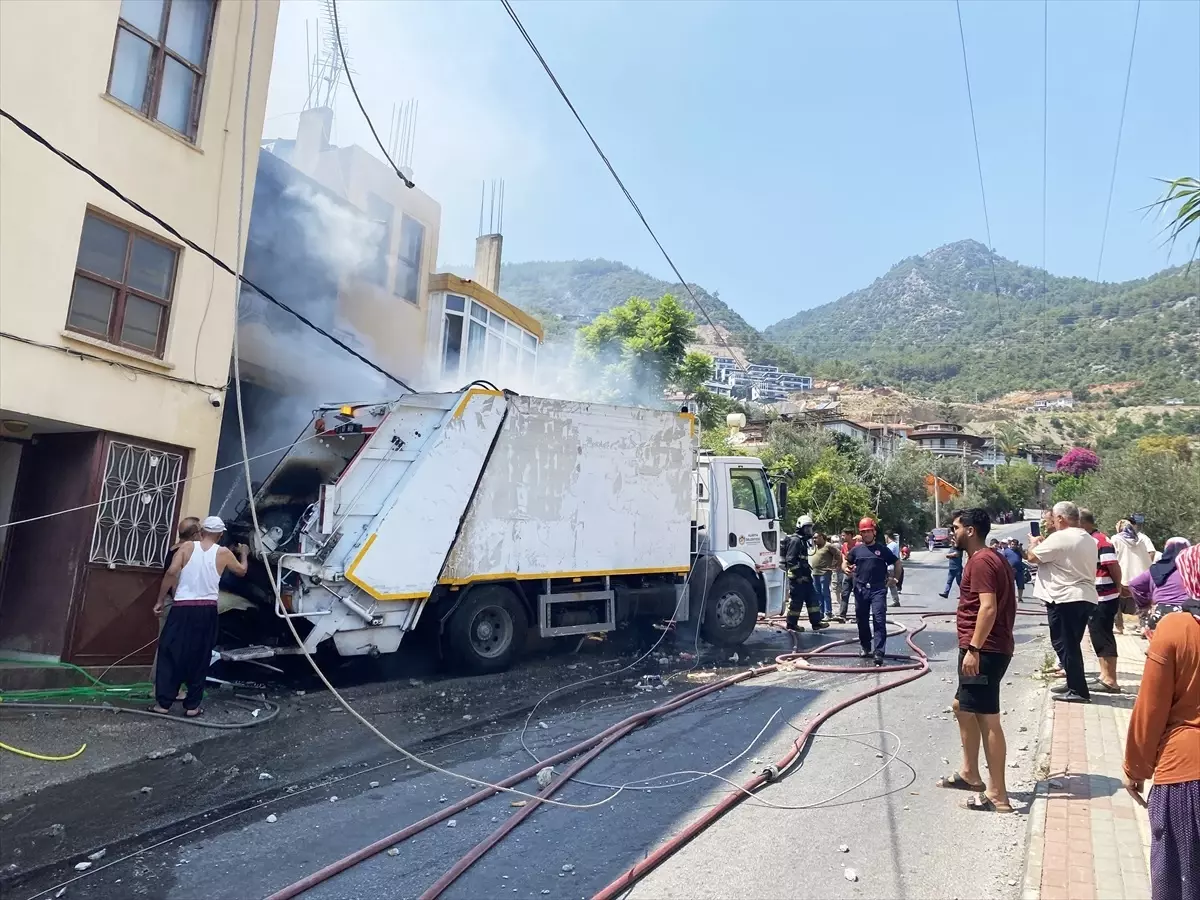Antalya'da Freni Boşalan Çöp Kamyonu İki Araca Çarptı, Yangın Çıktı