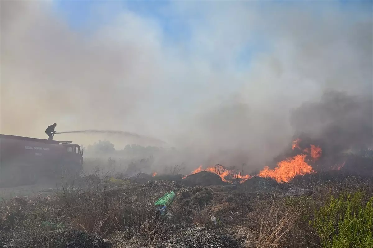Antalya'da Çöp Alanında Yangın Çıktı, Ekipler Müdahale Etti