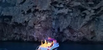 Antalya'da Arızalı Teknedeki 3 Kişi Kurtarıldı