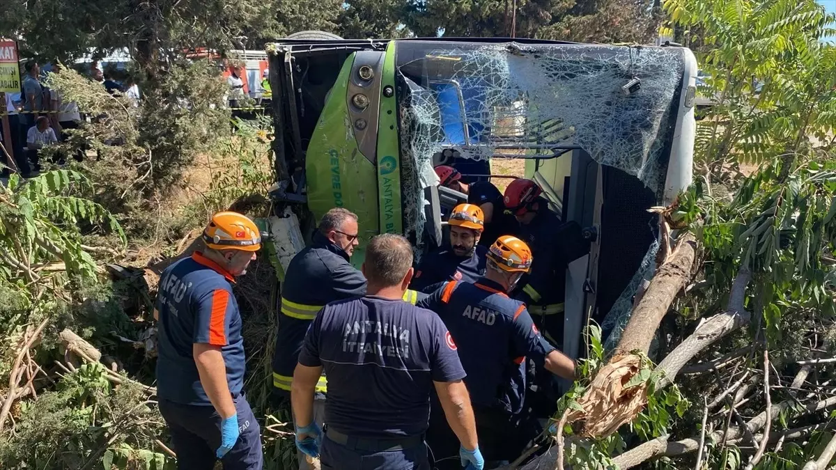 Antalya'da Halk Otobüsü Kazası: Sürücü Hayatını Kaybetti