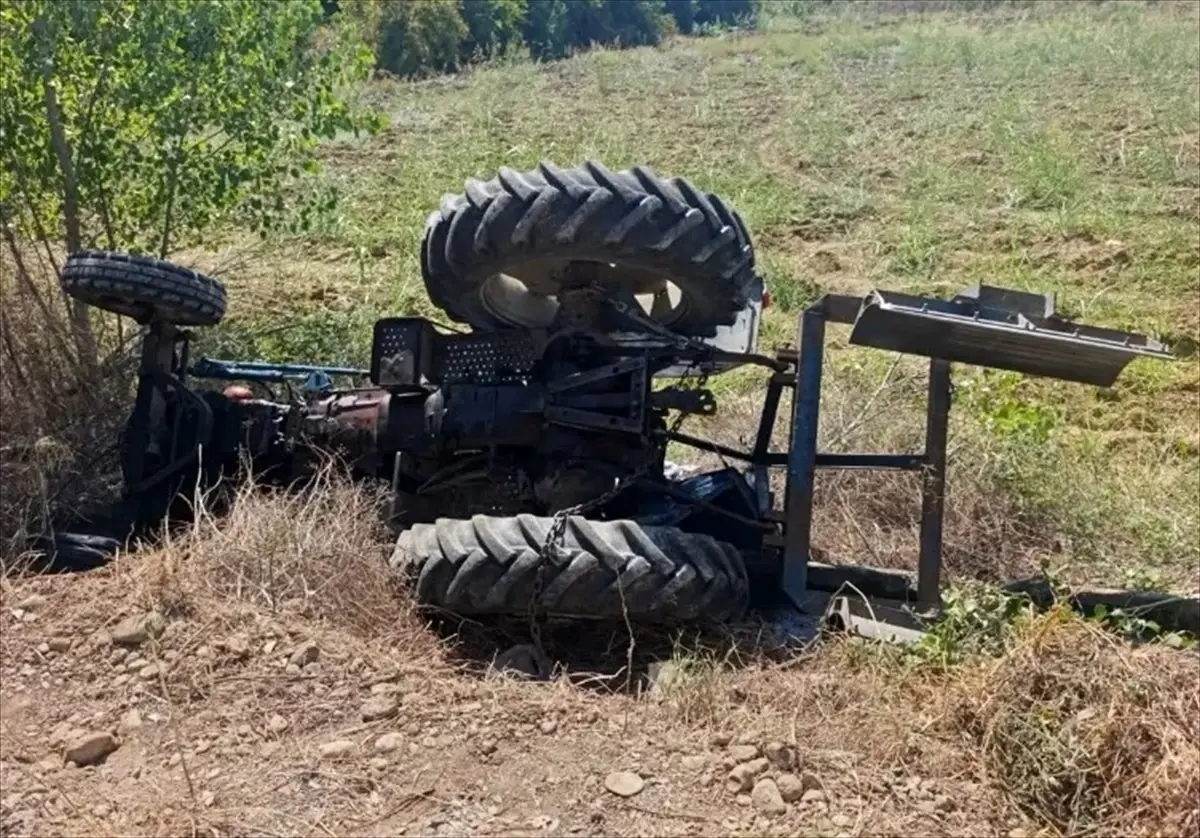 Antalya'da Devrilen Traktörün Sürücüsü Hayatını Kaybetti