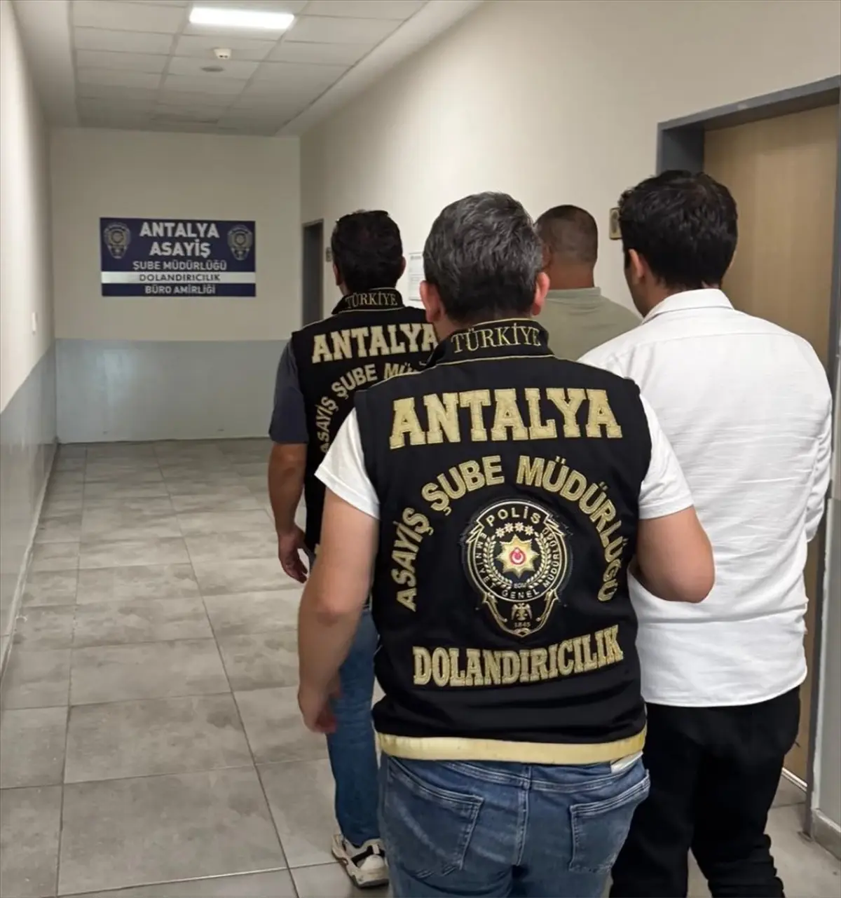 Antalya'da Nitelikli Dolandırıcılık Operasyonunda 2 Şüpheli Tutuklandı