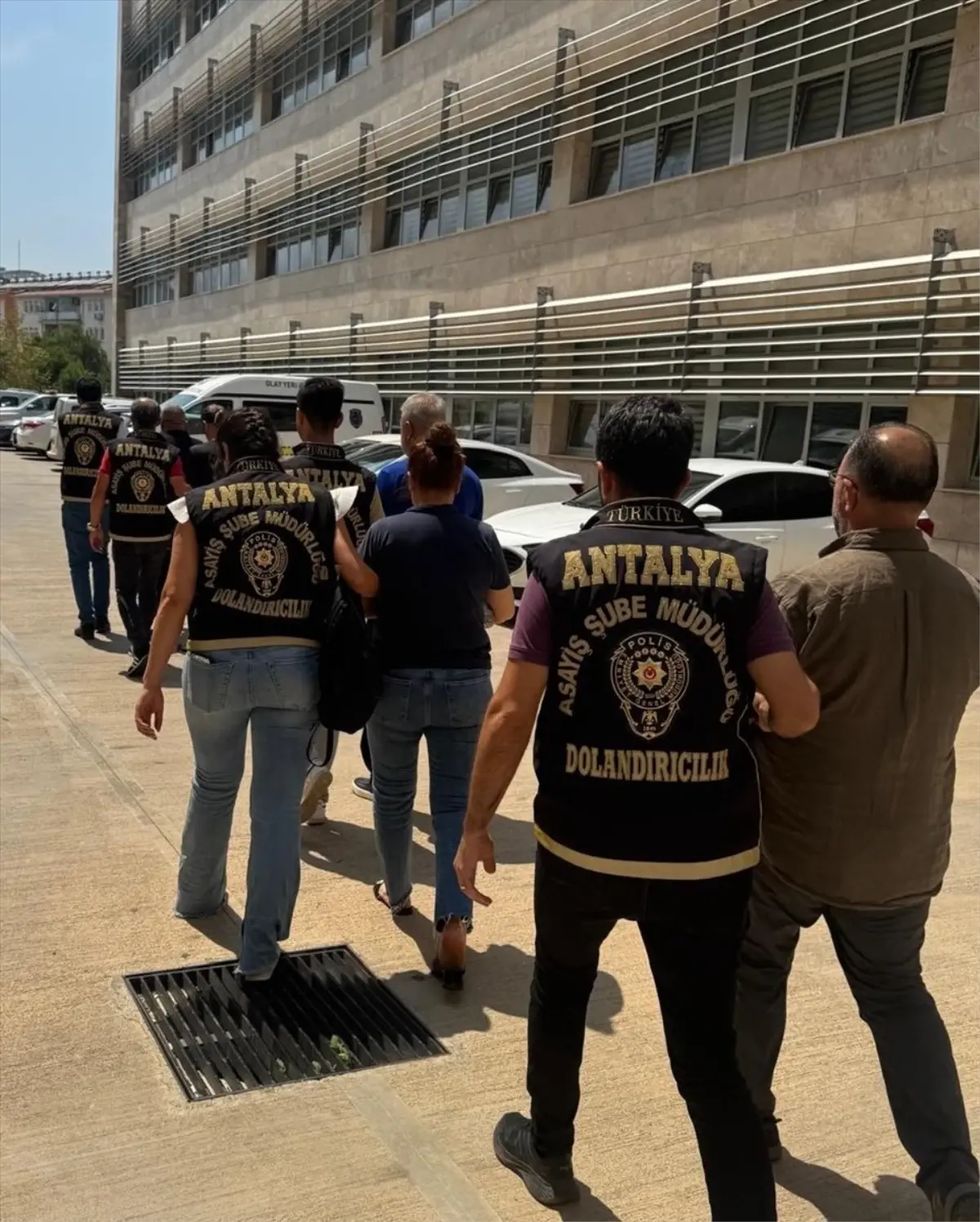 Antalya'da Dolandırıcılık Operasyonu: 2 Tutuklama