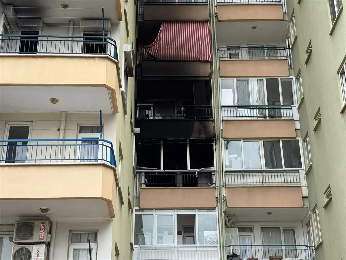 Antalya'da Apartman Dairesinde Yangın: 6 Kişi Hastaneye Kaldırıldı