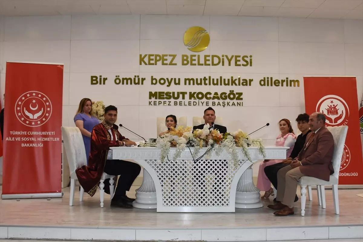 Antalya'da 'Evlenecek Gençlerin Desteklenmesi Projesi'nden yararlanan iki çiftin nikahı kıyıldı