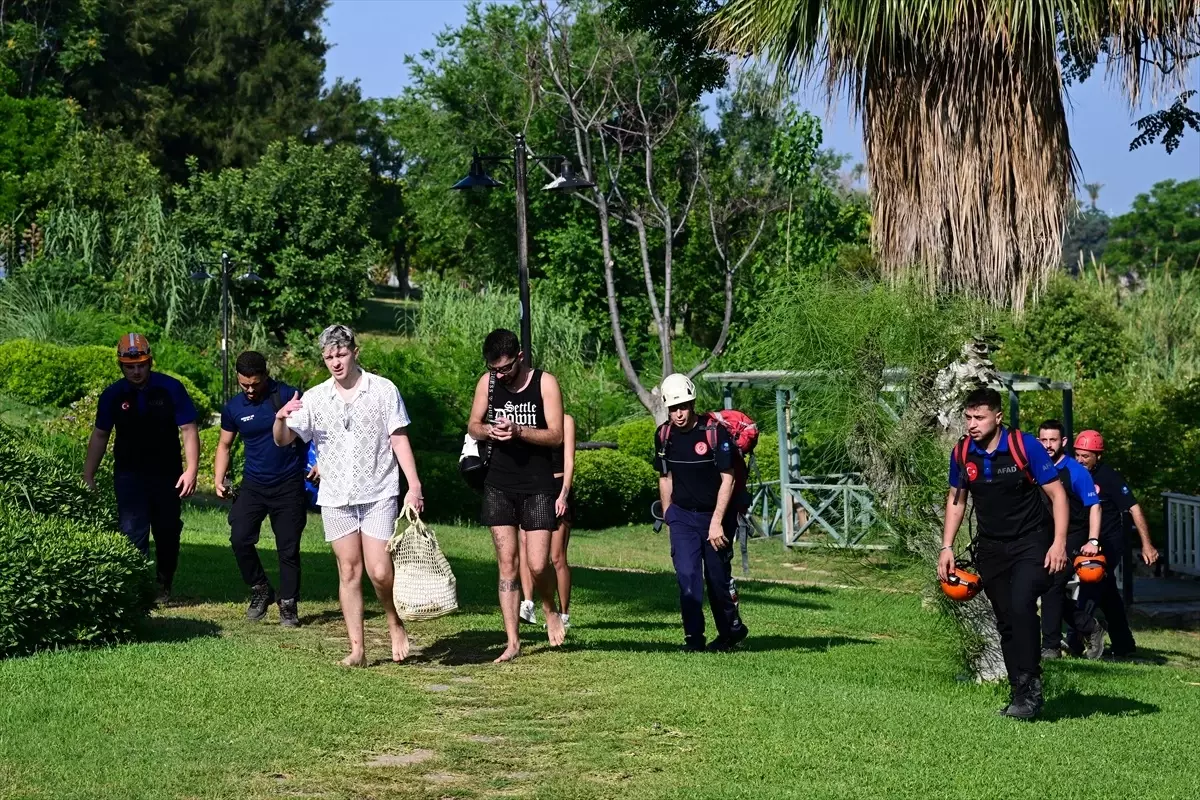 Antalya'da Falezlerde Mahsur Kalan 3 Arnavut Turist Kurtarıldı