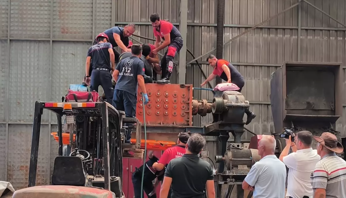 Antalya'da Geri Dönüşüm Tesisinde İşçi Yaralandı
