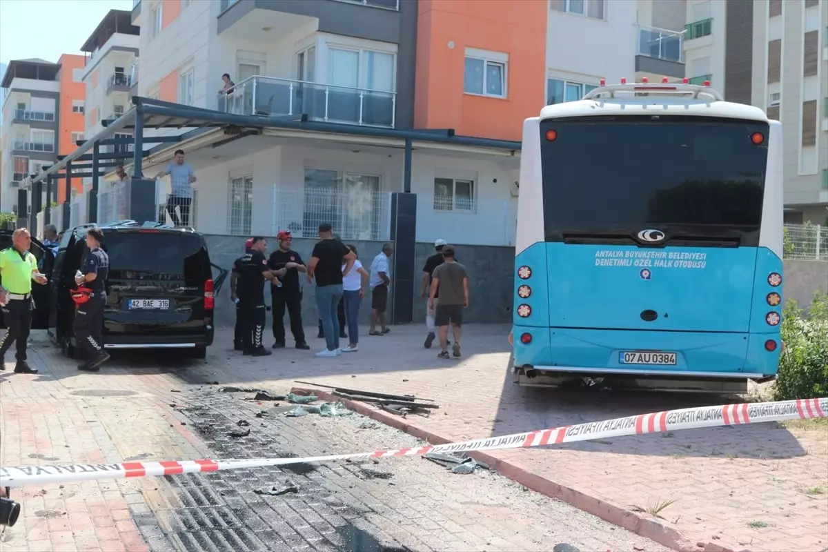 Antalya'da Otobüs ve Panelvan Çarpıştı: 3 Yaralı