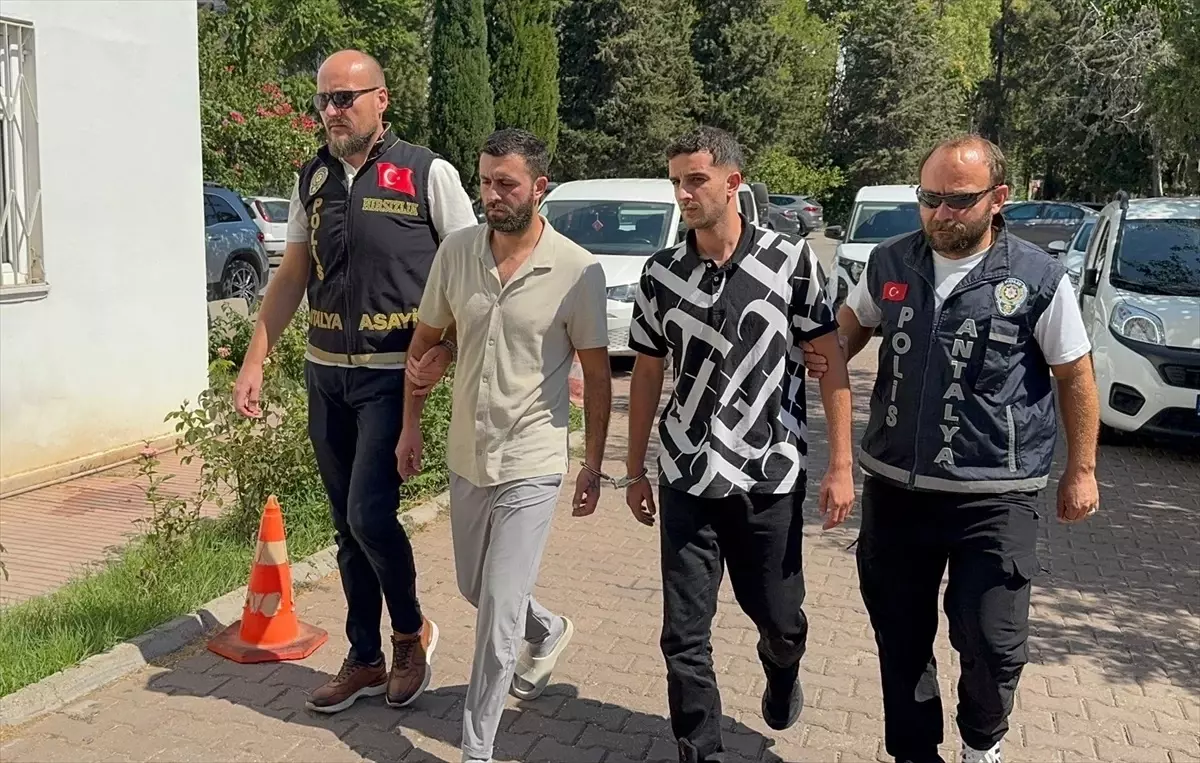 Antalya'da Hizmet Husumeti Nedeniyle Silahlı Kavga: 1 Ölü, 1 Yaralı