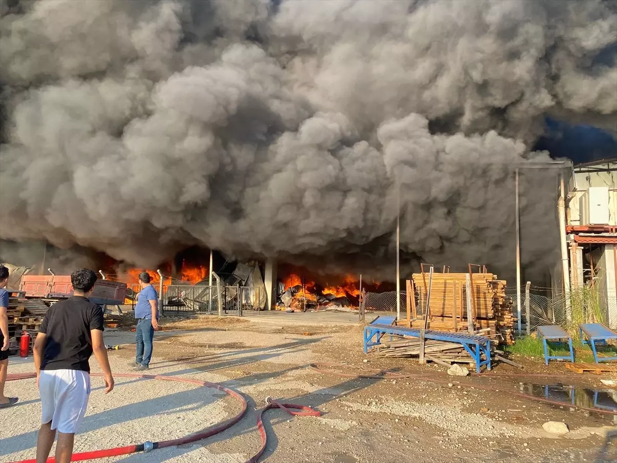 Antalya'da Depo Yangını: İtfaiye Ekipleri Müdahalede Bulundu