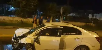 Antalya'da İki Otomobilin Çarpışması Sonucu 3 Yaralı