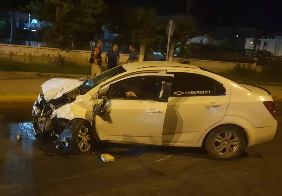 Antalya'da İki Otomobilin Çarpışması Sonucu 3 Yaralı
