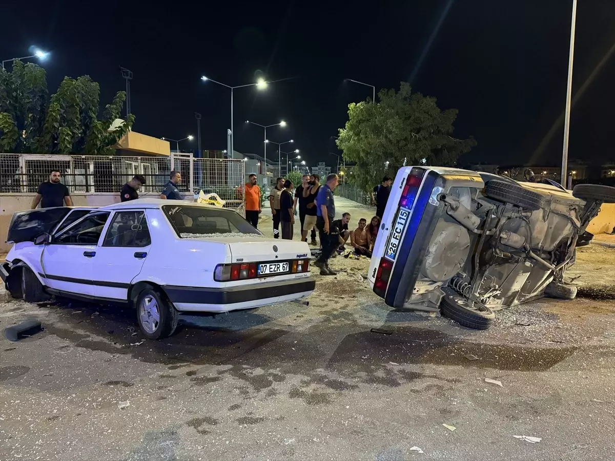 Antalya'da İki Otomobilin Çarpıştığı Kazada 4 Yaralı