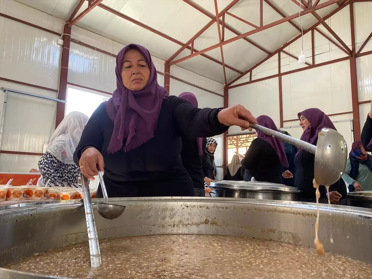 Elmalı'da İmece Usulü Aşure Etkinliği Gerçekleşti