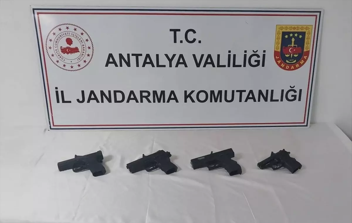 Antalya'da Kaçak Silah Operasyonu: 4 Gözaltı