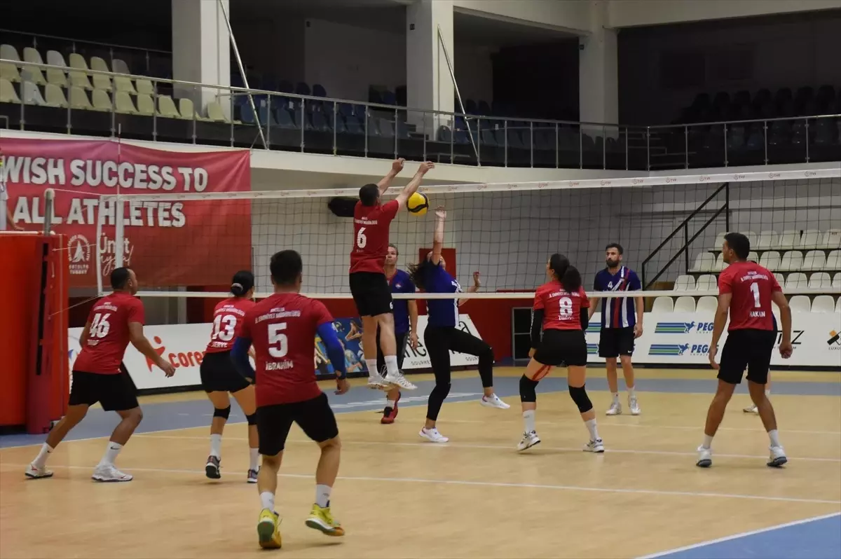 Antalya'da 8. Geleneksel Voleybol Turnuvası Tamamlandı