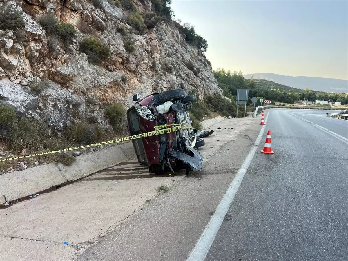 Kaş'ta Kamyonet Devrildi: 6 Yaralı